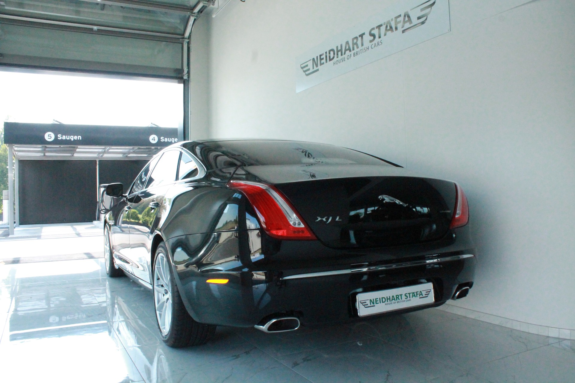 JAGUAR XJ LWB 3.0d V6 Portfolio Automatic-image-2