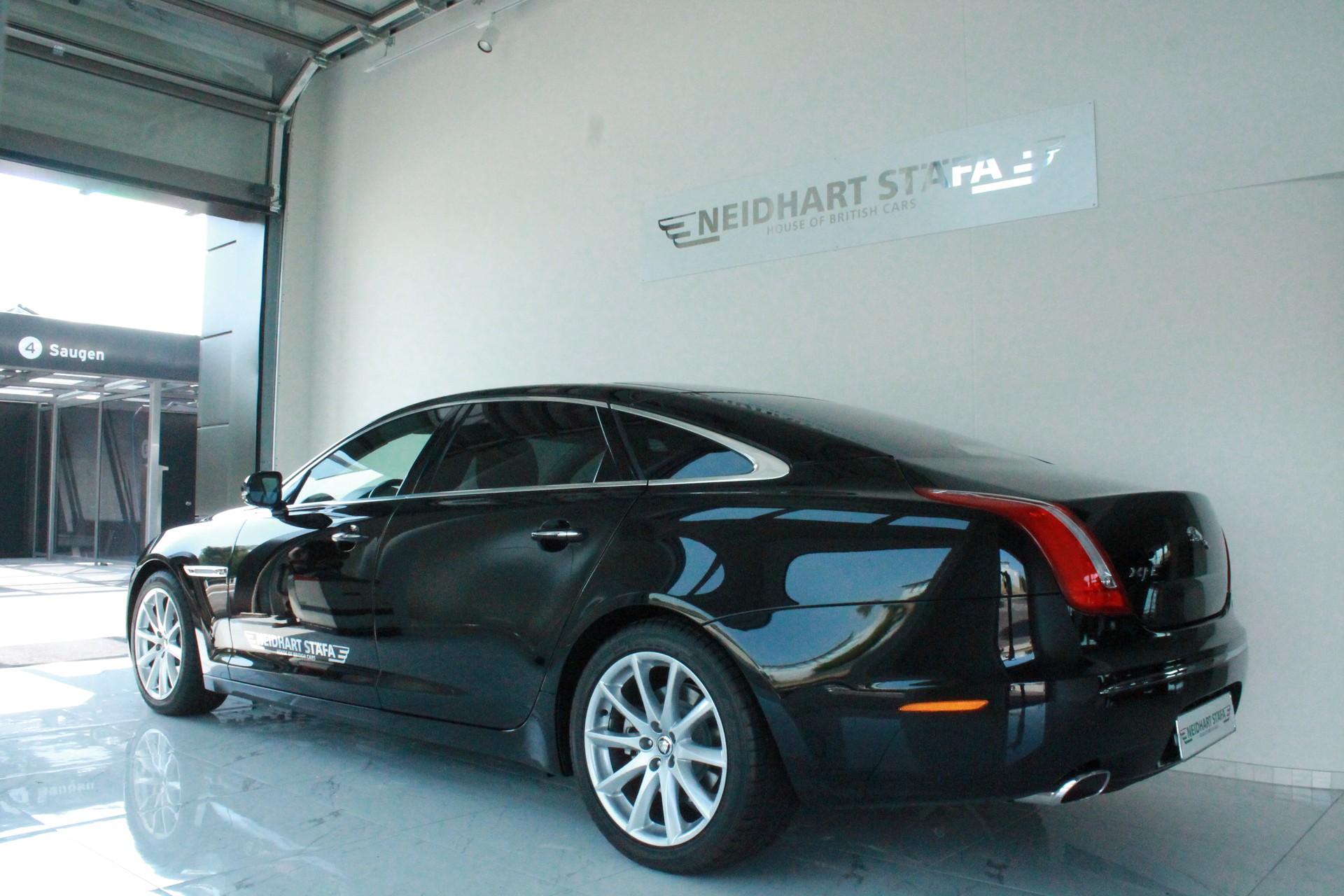 JAGUAR XJ LWB 3.0d V6 Portfolio Automatic-image-1