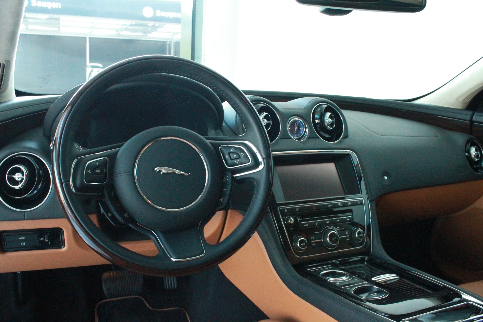 JAGUAR XJ LWB 3.0d V6 Portfolio Automatic-image-5