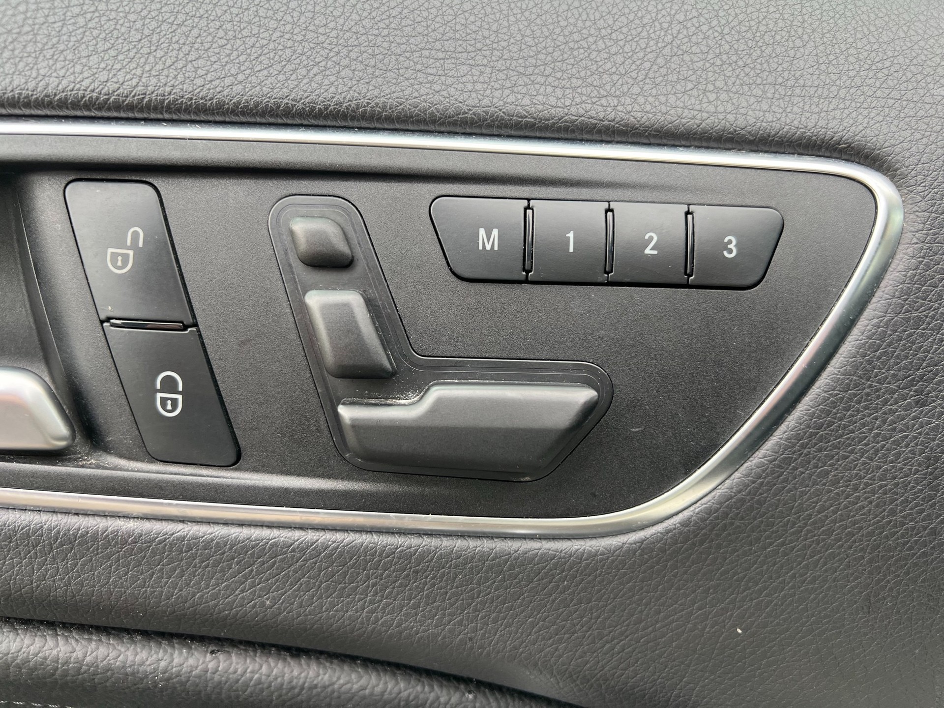 MERCEDES-BENZ GLA 200 Style 7G-DCT-image-13