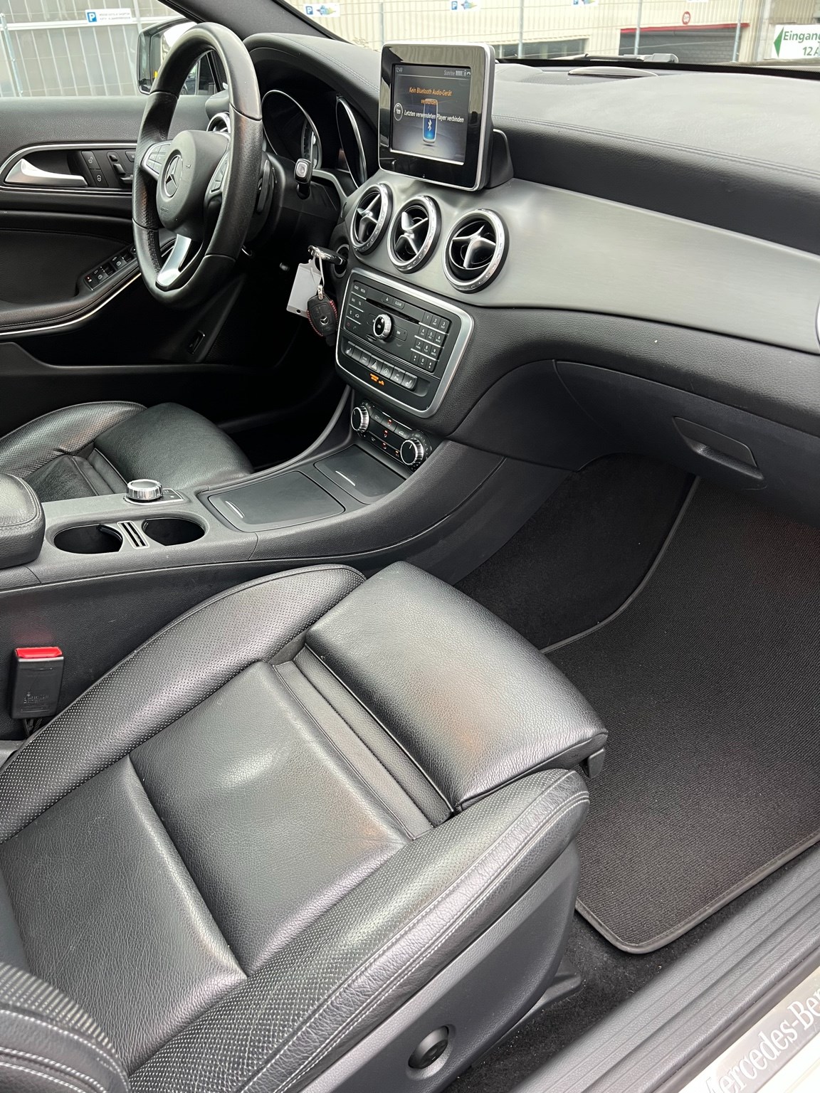 MERCEDES-BENZ GLA 200 Style 7G-DCT-image-15