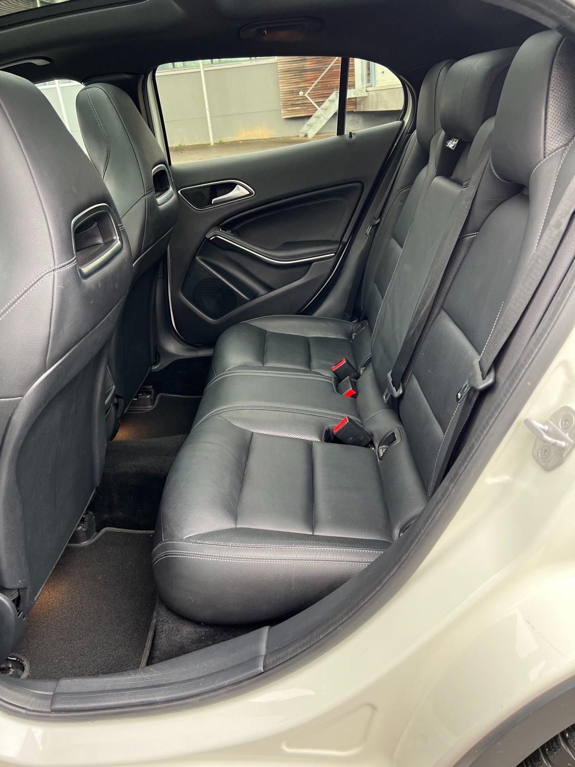 MERCEDES-BENZ GLA 200 Style 7G-DCT-image-14