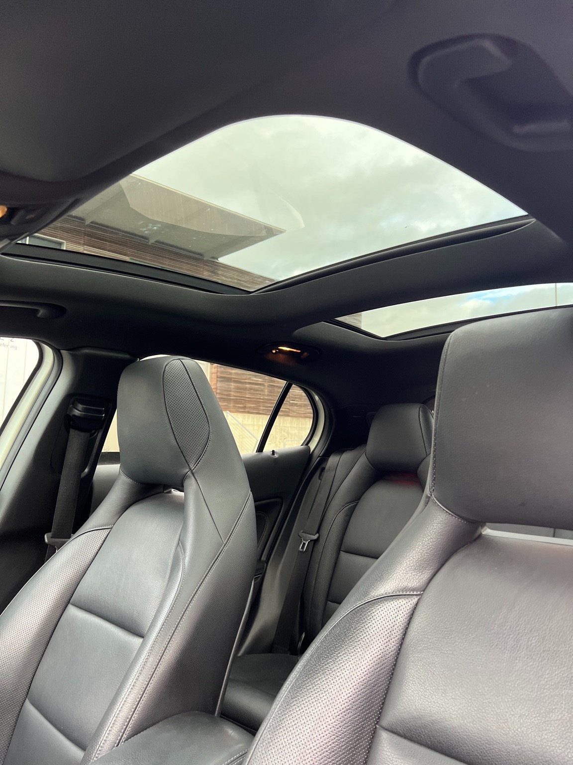 MERCEDES-BENZ GLA 200 Style 7G-DCT-image-10