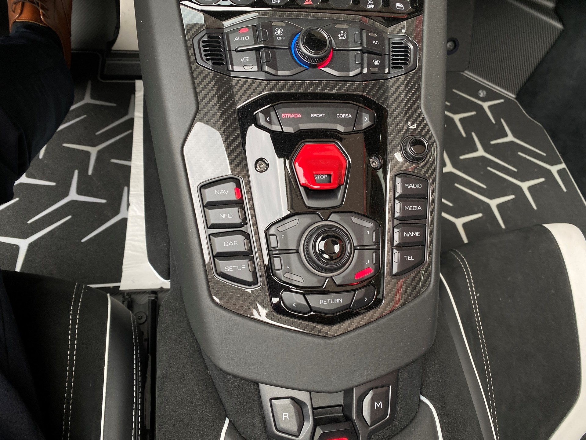 LAMBORGHINI Aventador LP750-4 Superveloce Roadster E-Gear-image-10
