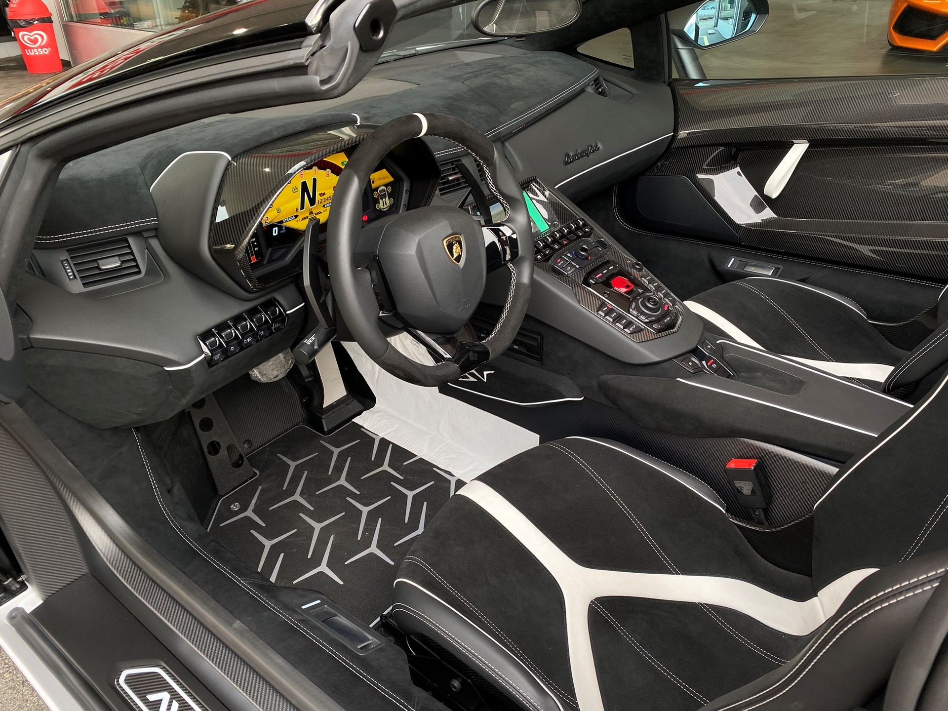 LAMBORGHINI Aventador LP750-4 Superveloce Roadster E-Gear-image-6