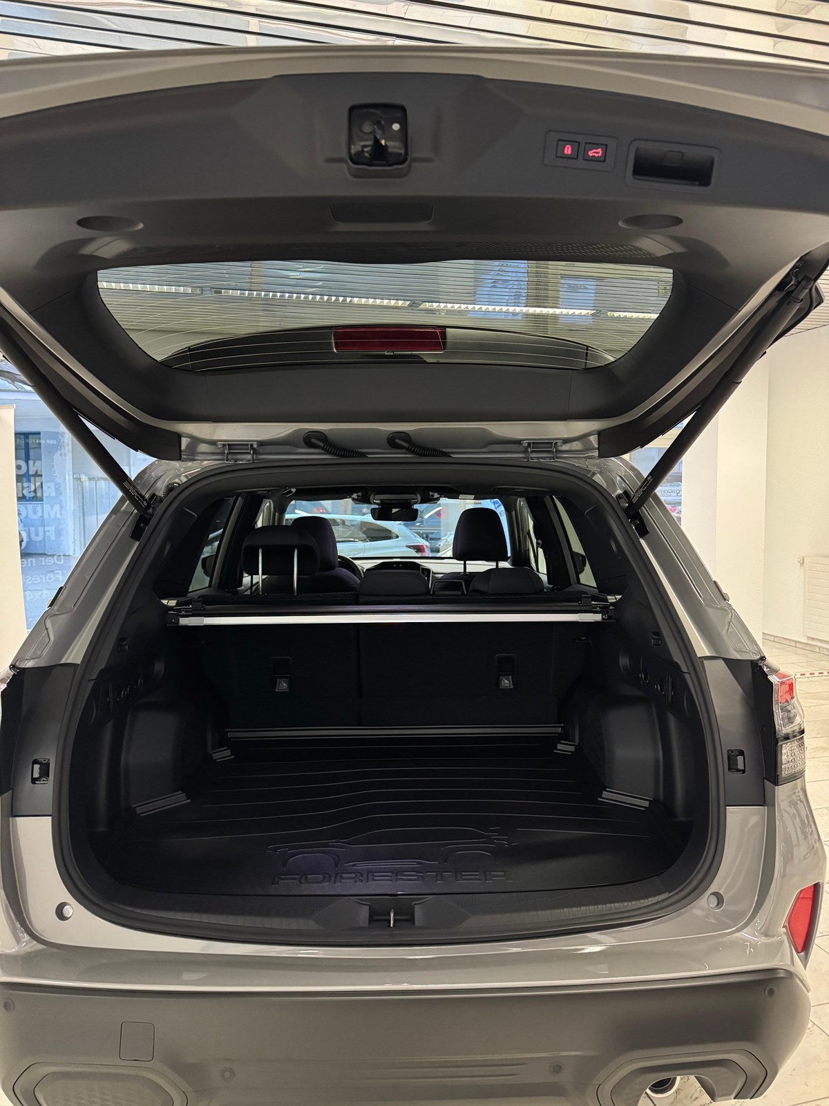 SUBARU Forester 2.0i e-Boxer Swiss Plus Lineartronic-image-4