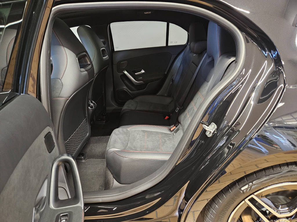 MERCEDES-BENZ A 220 4Matic AMG Line-image-13
