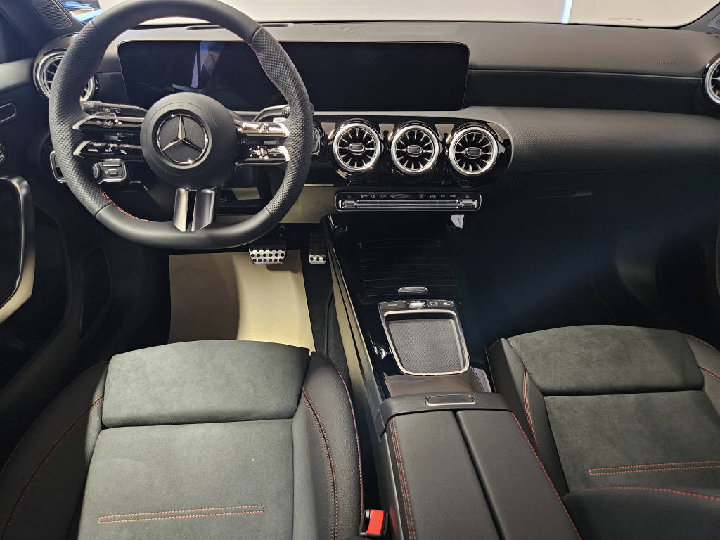 MERCEDES-BENZ A 220 4Matic AMG Line-image-5