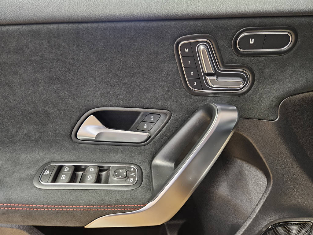 MERCEDES-BENZ A 220 4Matic AMG Line-image-8