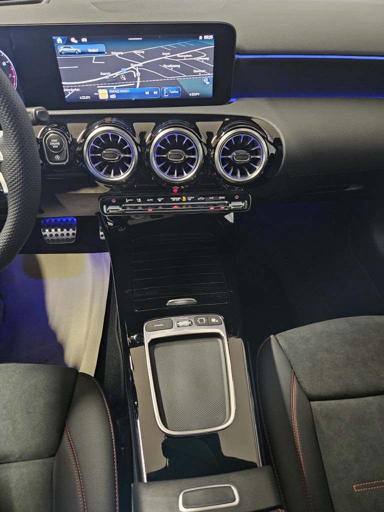 MERCEDES-BENZ A 220 4Matic AMG Line-image-10