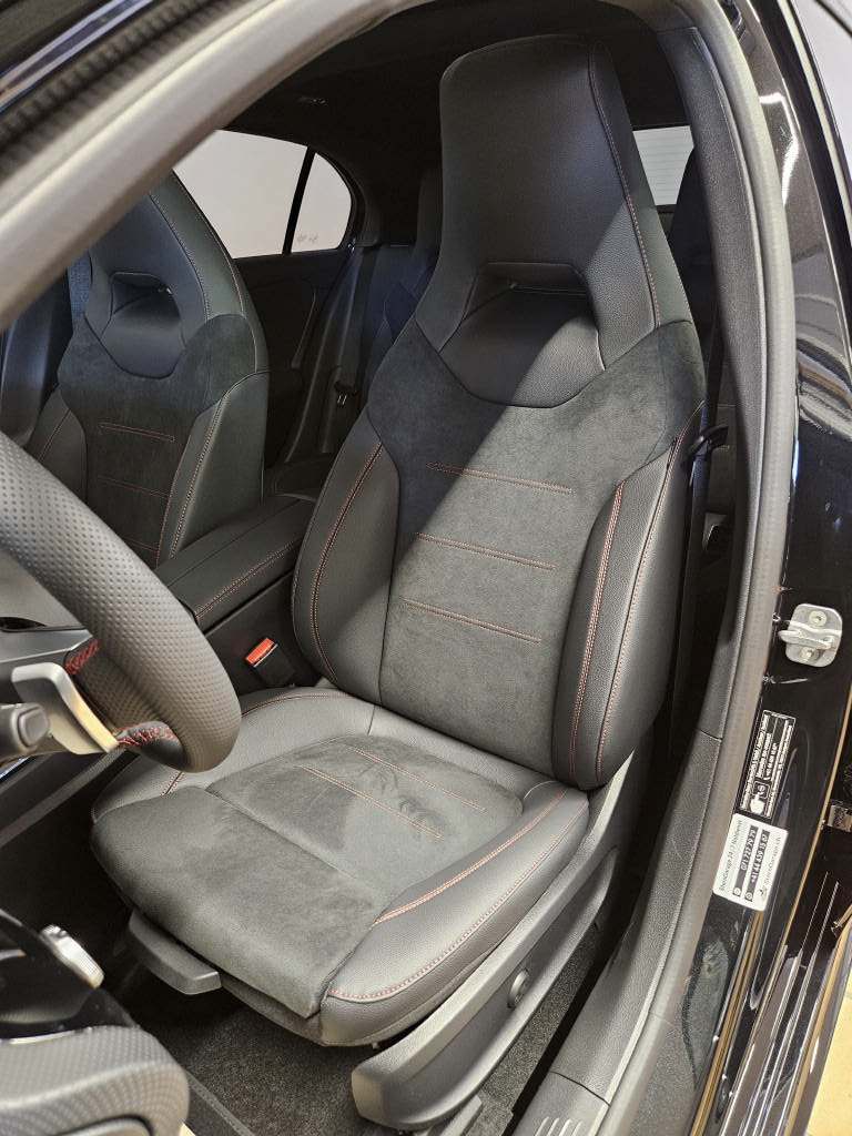 MERCEDES-BENZ A 220 4Matic AMG Line-image-7