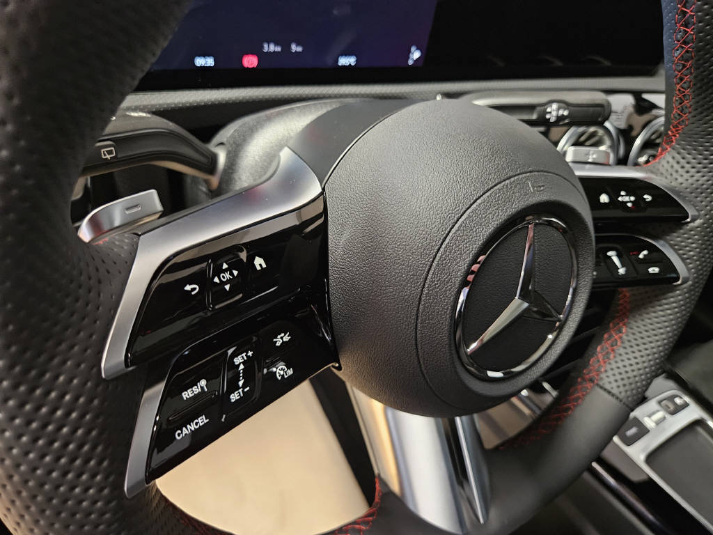 MERCEDES-BENZ A 220 4Matic AMG Line-image-6