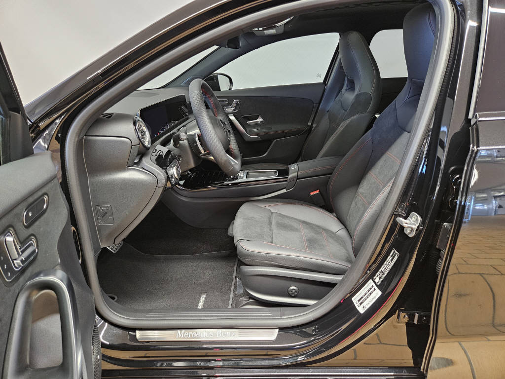 MERCEDES-BENZ A 220 4Matic AMG Line-image-4