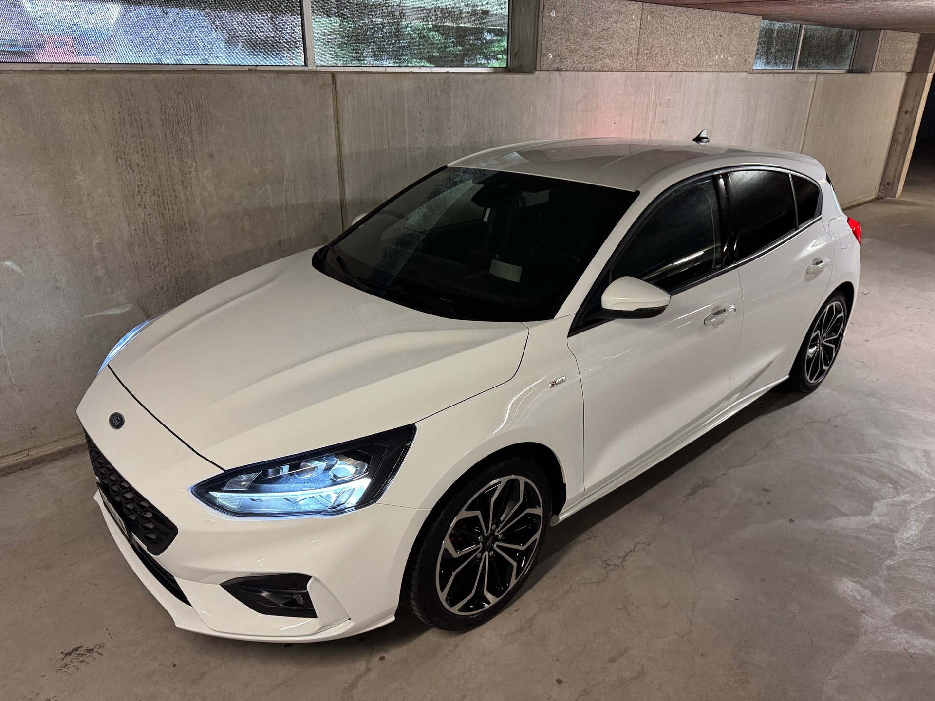 FORD Focus 1.5 SCTi ST Line X Automatic-image-8