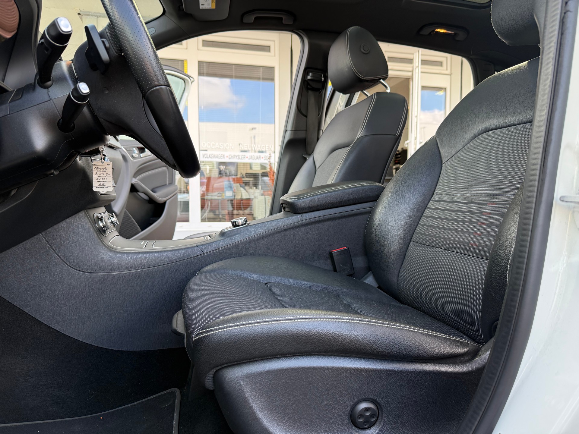 MERCEDES-BENZ B 220 AMG Line 4Matic 7G-DCT-image-6