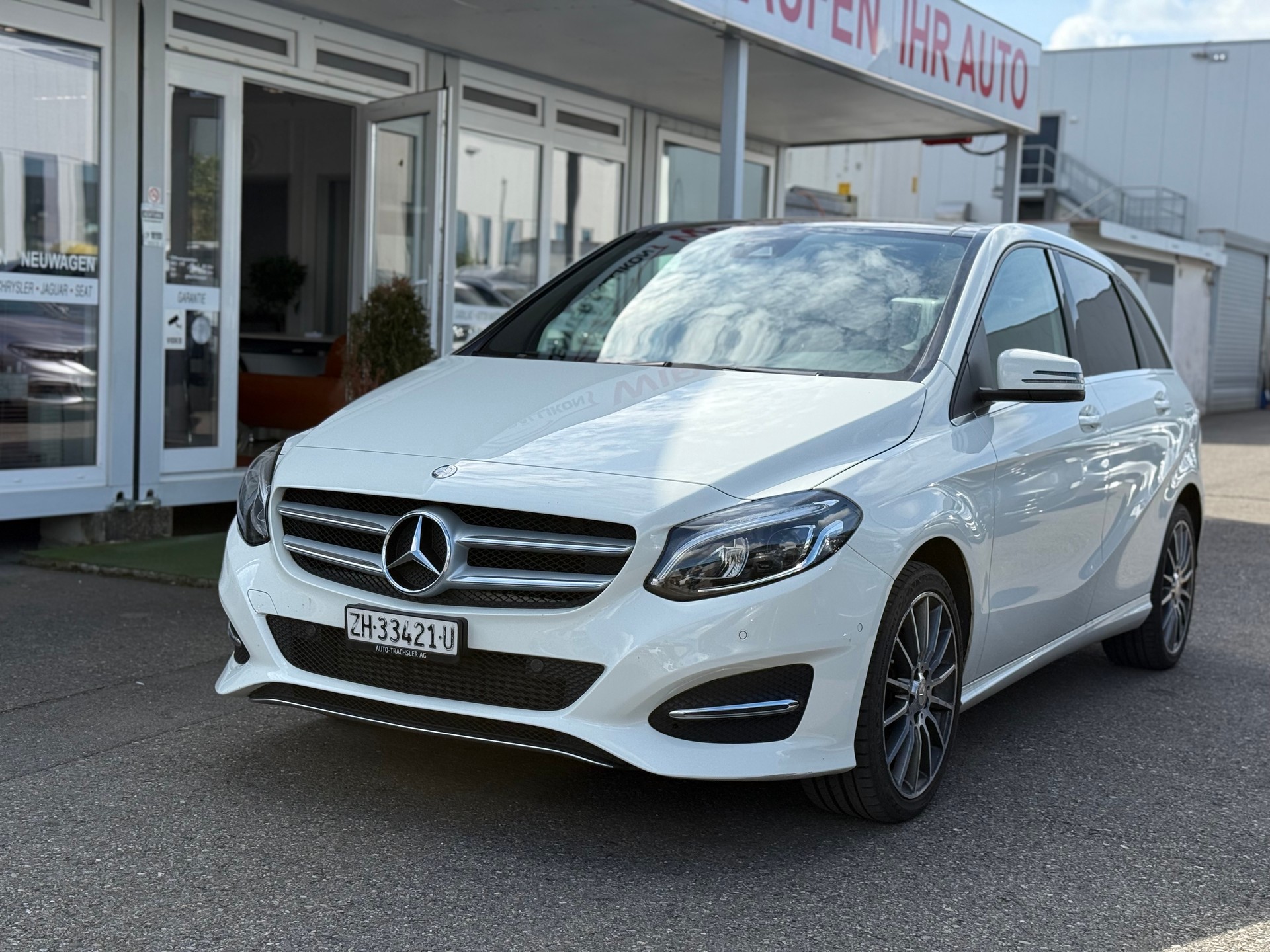 MERCEDES-BENZ B 220 AMG Line 4Matic 7G-DCT-image-12