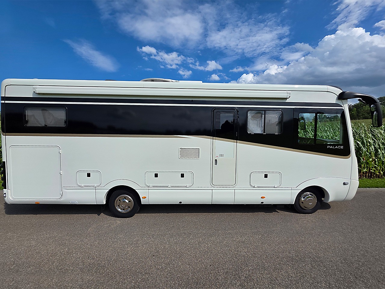 MORELO PALACE 90 LBX AUF IVECO EUROCARGO 7,49 t-image-1
