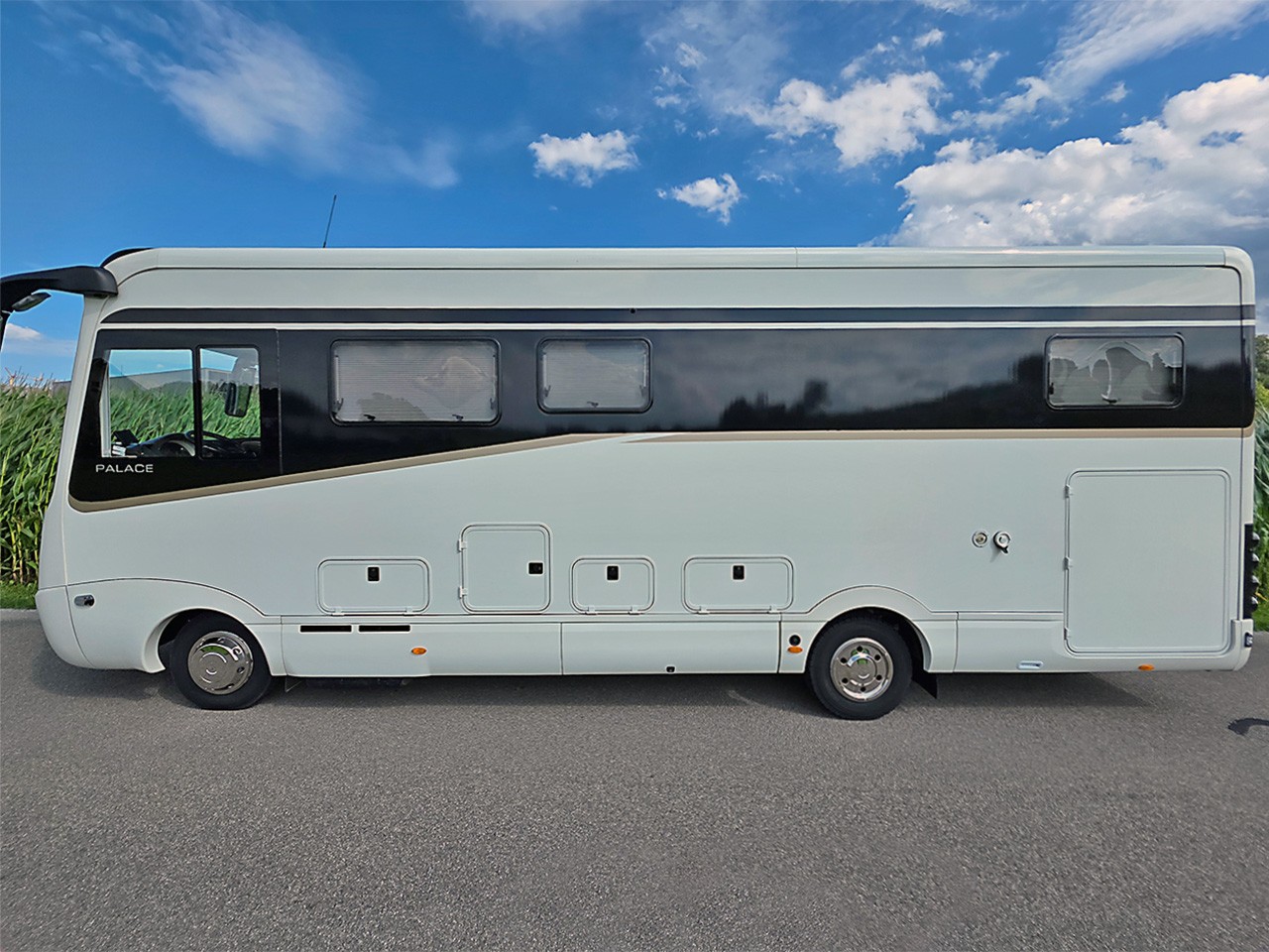 MORELO PALACE 90 LBX AUF IVECO EUROCARGO 7,49 t-image-4