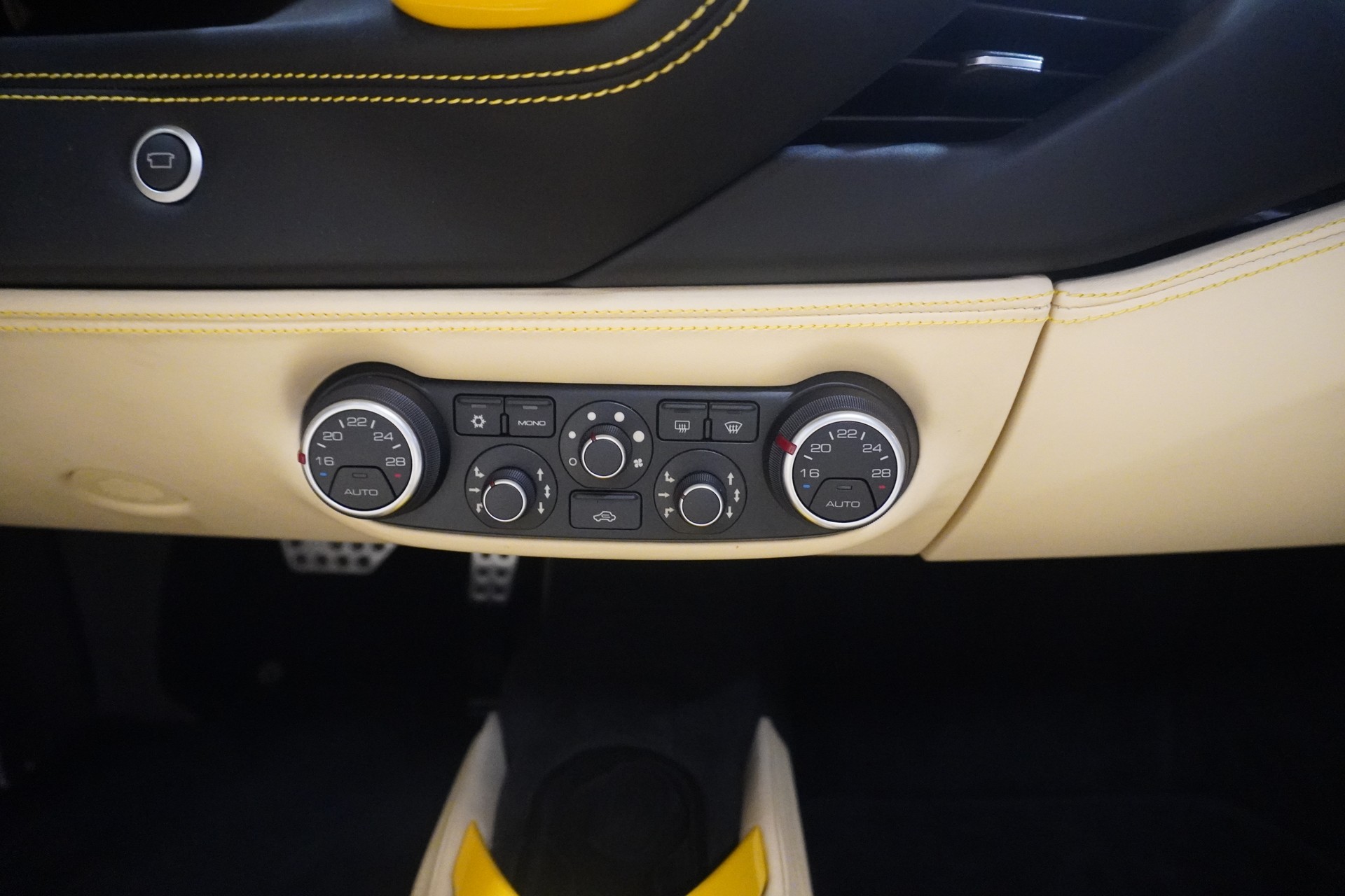 FERRARI 488 Spider 3.9 V8-image-11