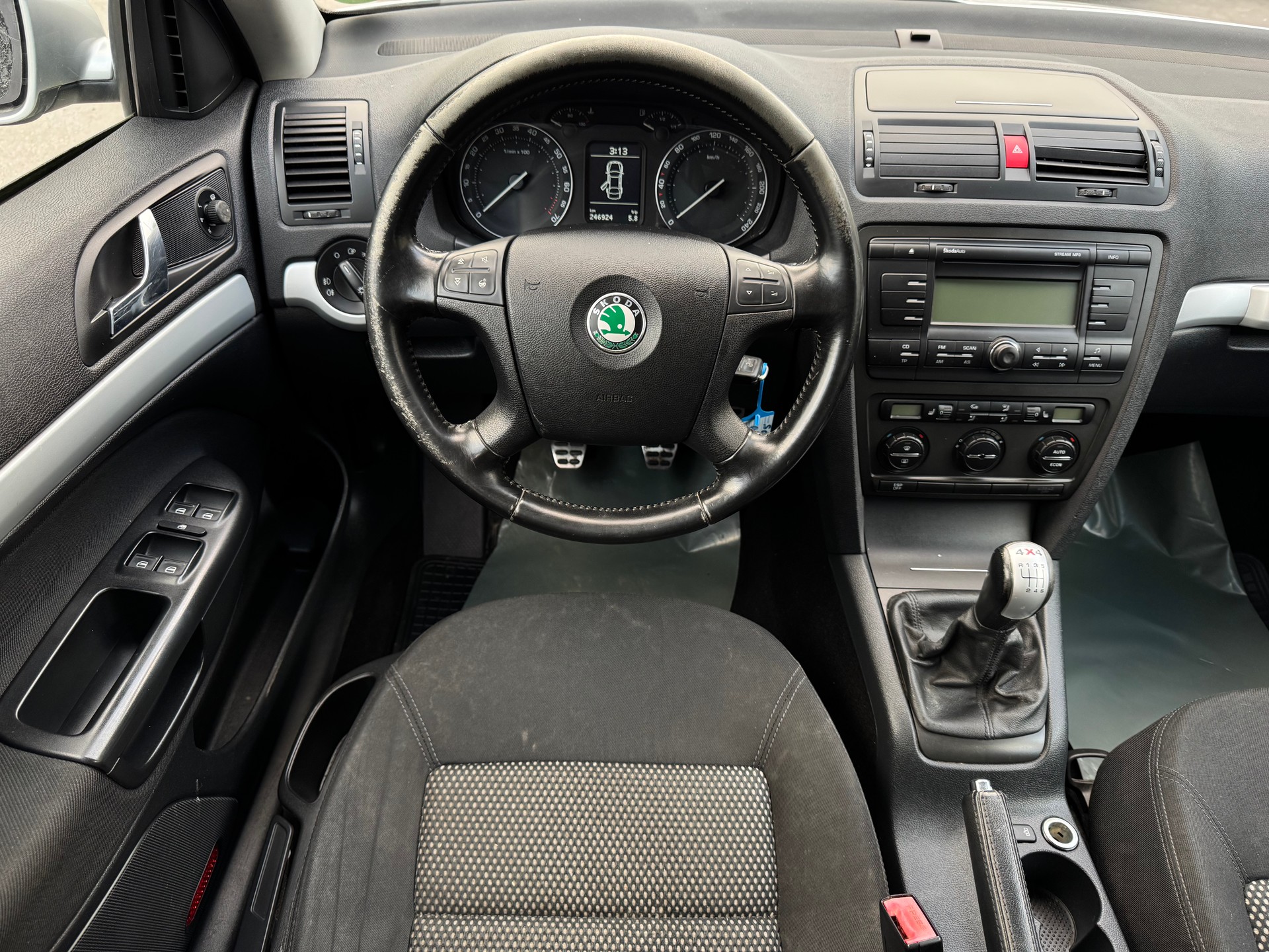 SKODA Octavia Scout 2.0 FSI 4x4-image-12