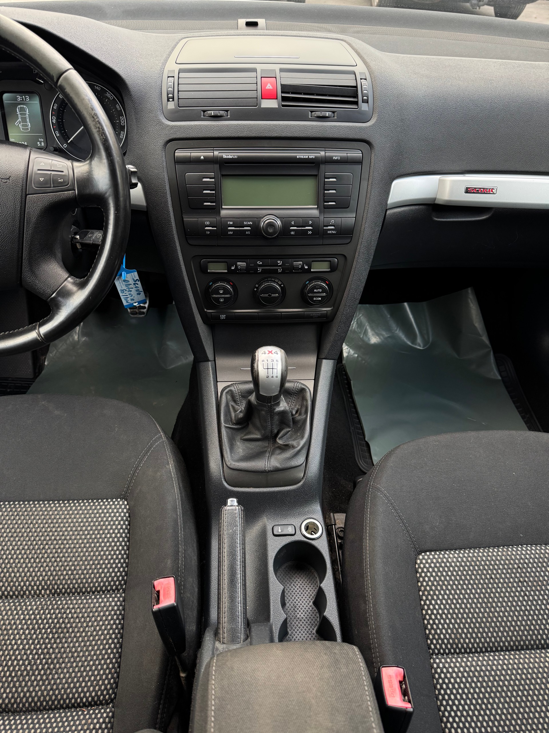 SKODA Octavia Scout 2.0 FSI 4x4-image-13