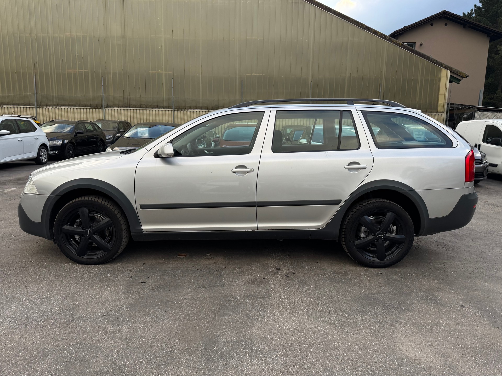 SKODA Octavia Scout 2.0 FSI 4x4-image-6