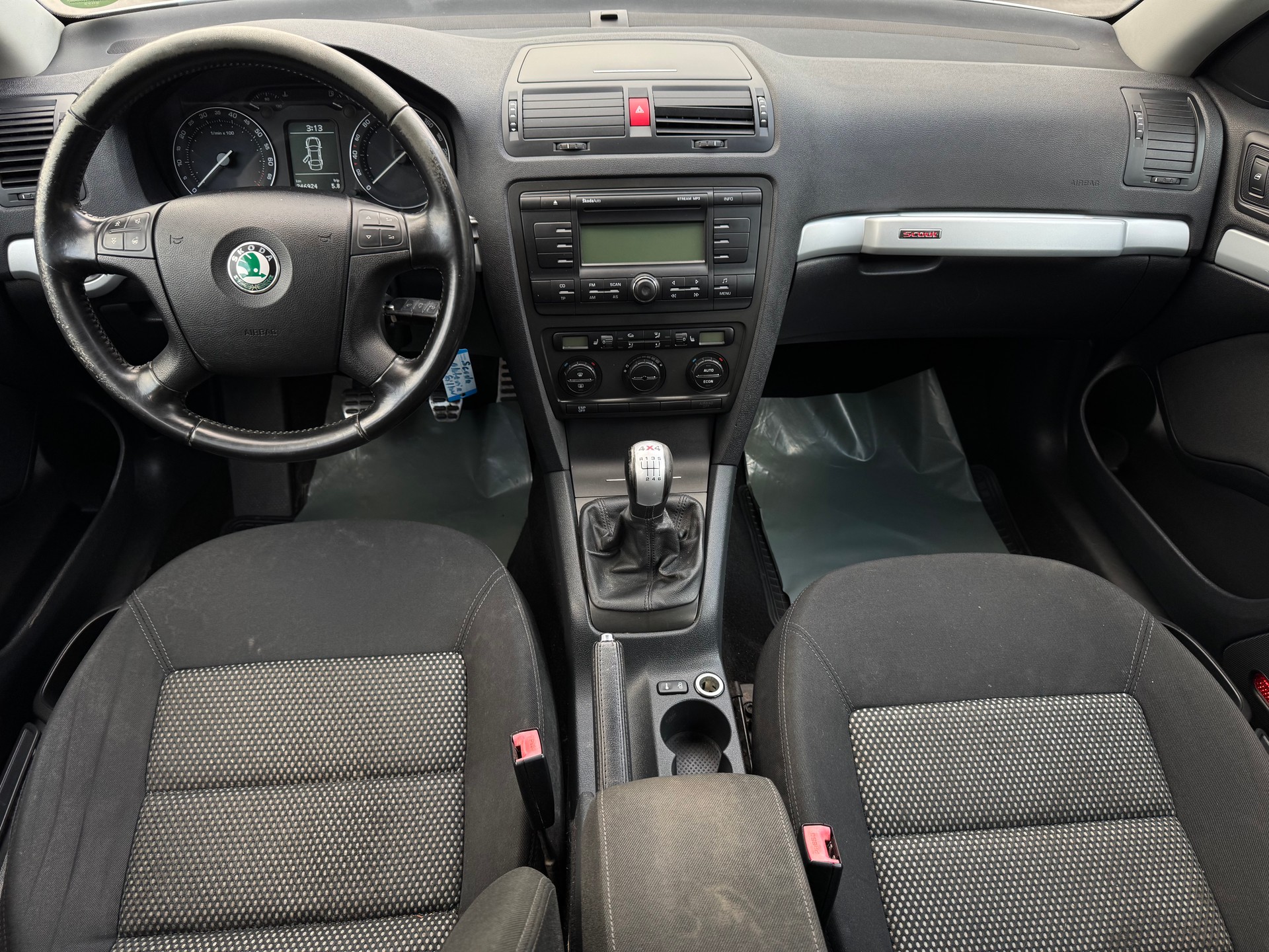 SKODA Octavia Scout 2.0 FSI 4x4-image-11