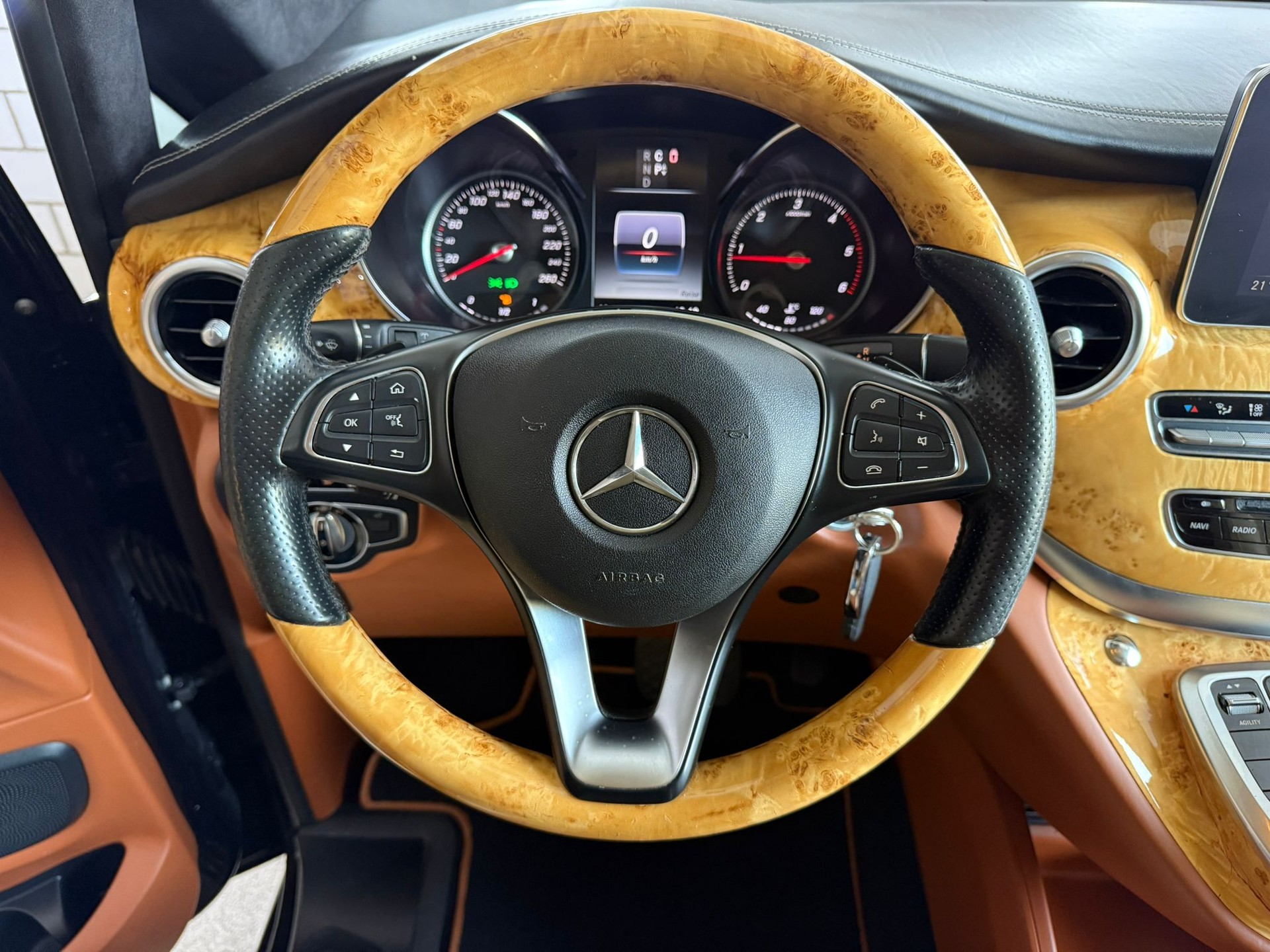 MERCEDES-BENZ V 250 d extralang 4Matic 7G-Tronic VIP-image-7