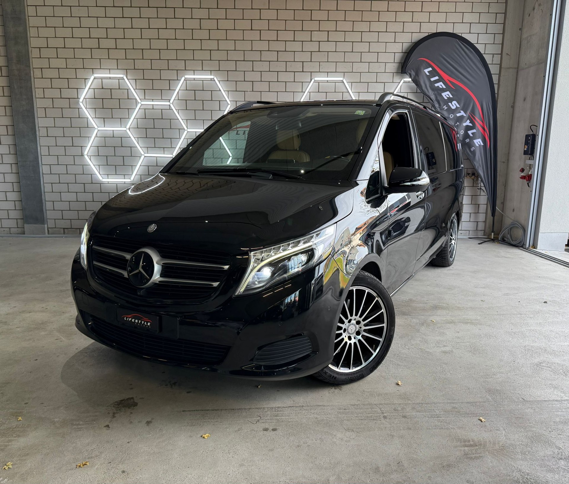 MERCEDES-BENZ V 250 d extralang 4Matic 7G-Tronic VIP-image-0
