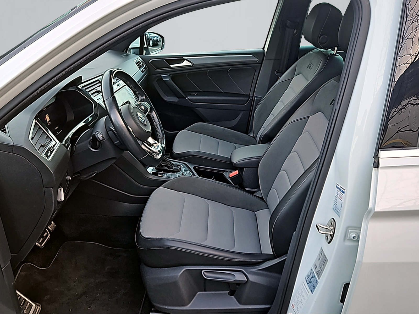 VW Tiguan 2.0 TDI SCR Highline 4Motion DSG-image-14