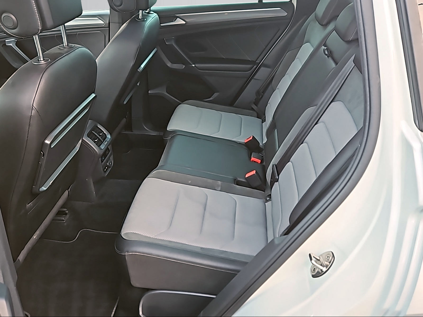 VW Tiguan 2.0 TDI SCR Highline 4Motion DSG-image-4