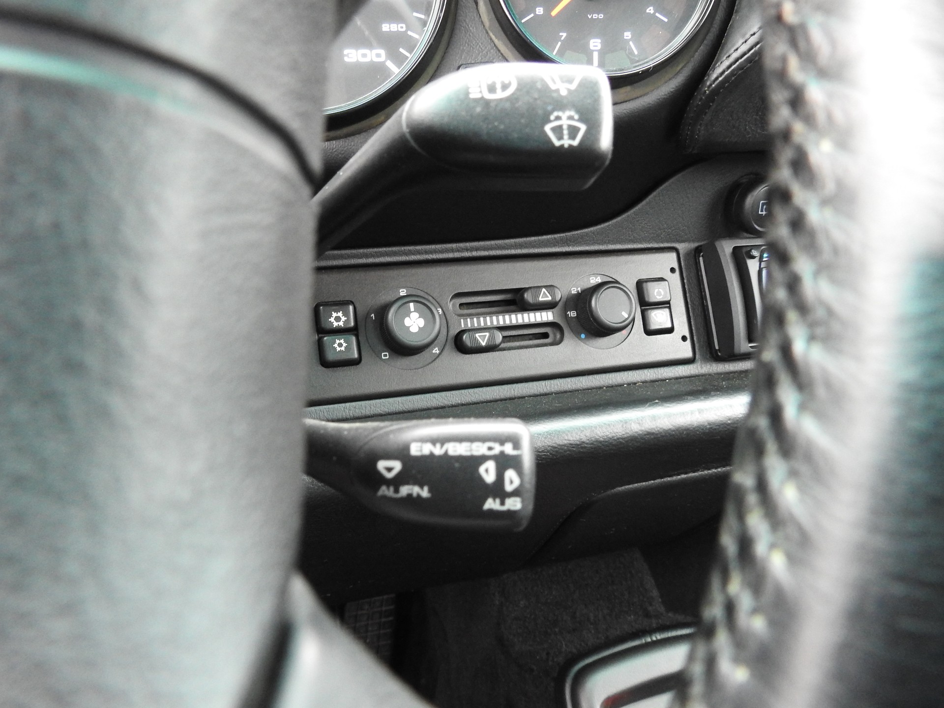PORSCHE 911 Carrera 4-image-20