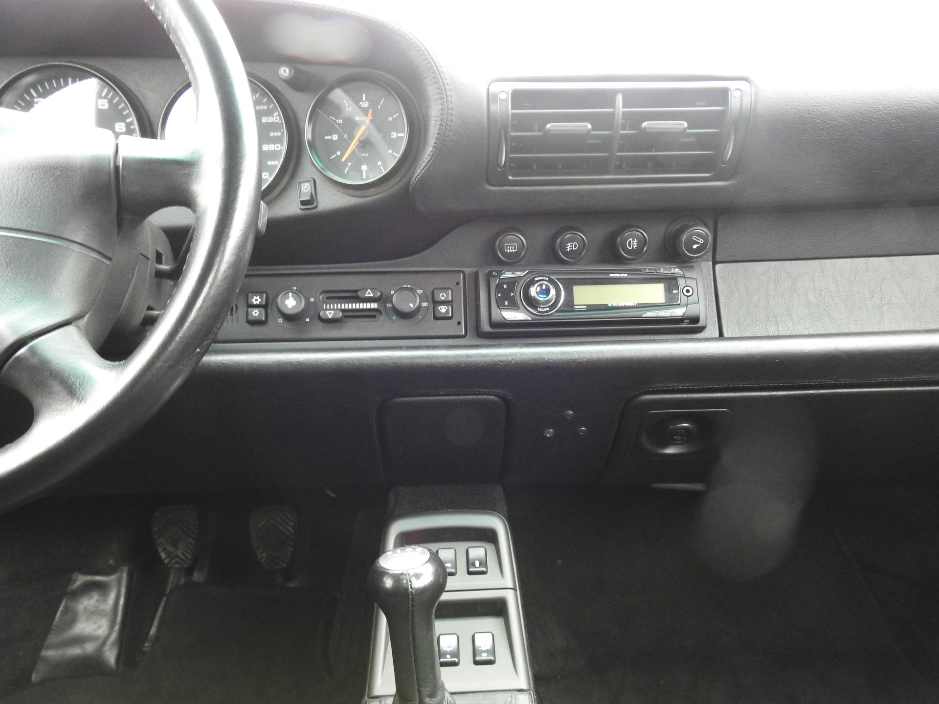 PORSCHE 911 Carrera 4-image-13