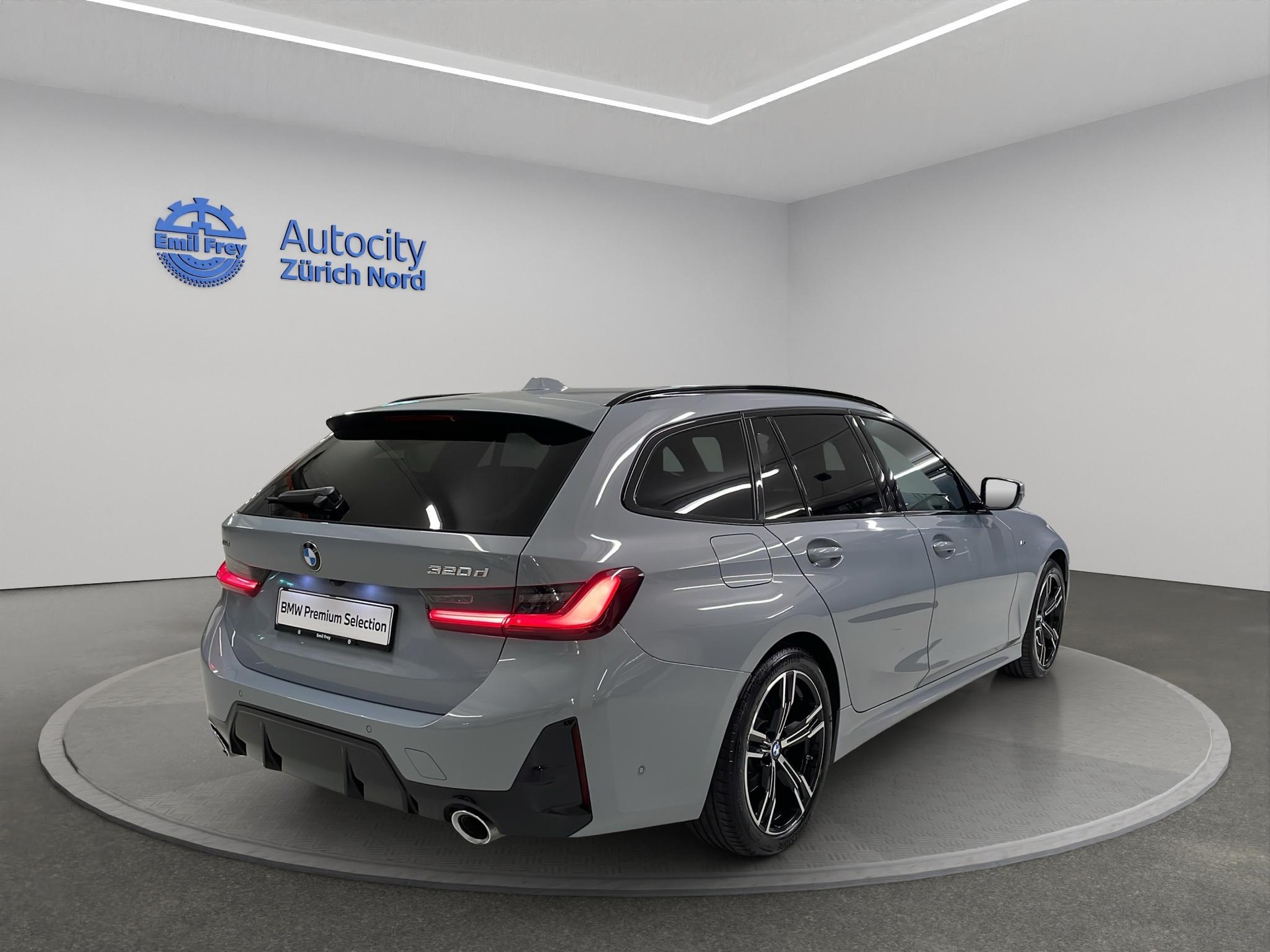 BMW 320d xDrive SAG Touring-image-1