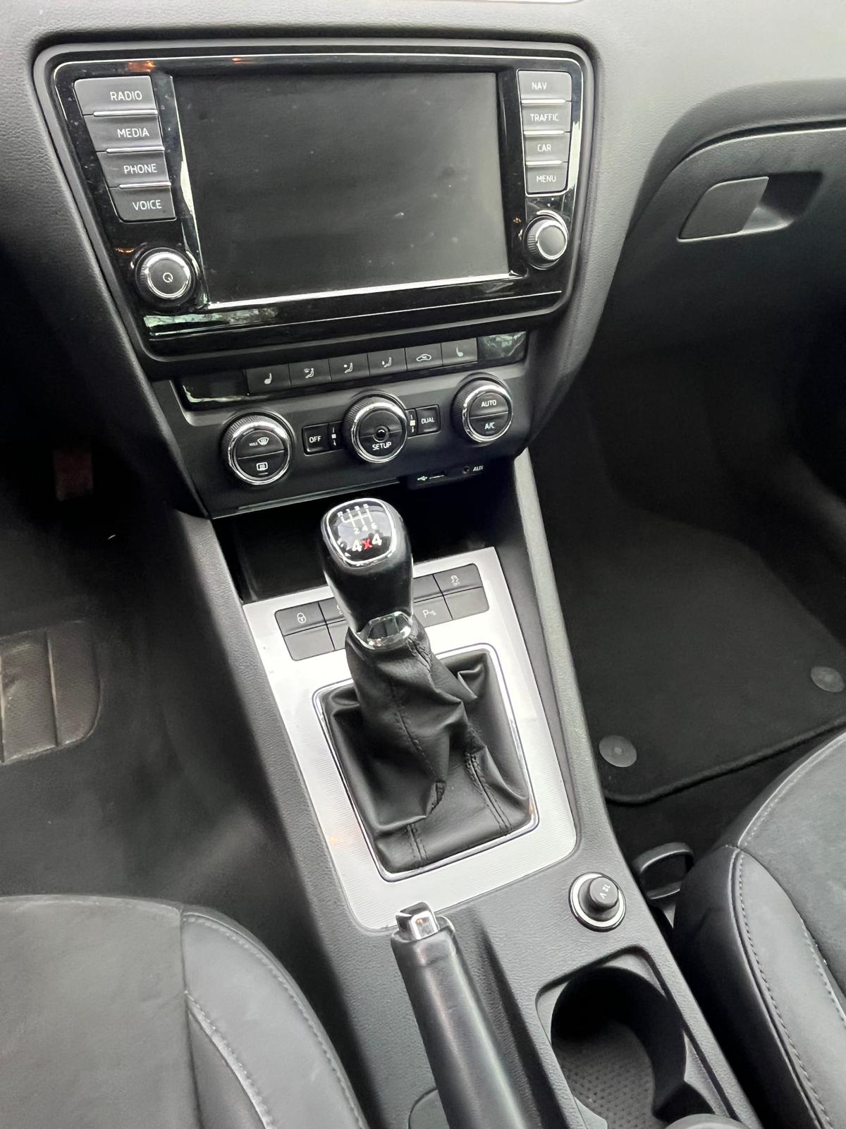 SKODA Octavia Combi 2.0 TDI Ambition 4x4-image-6