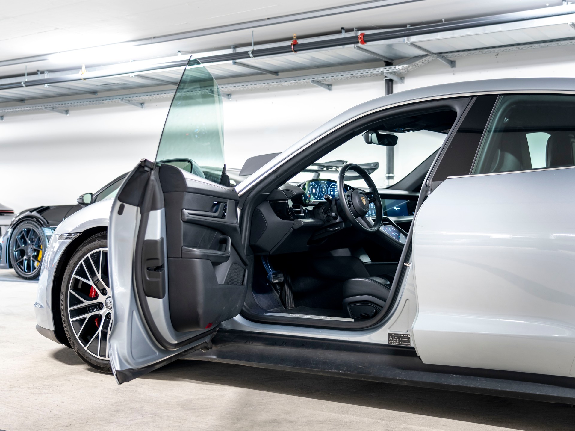 PORSCHE Taycan 4S-image-14