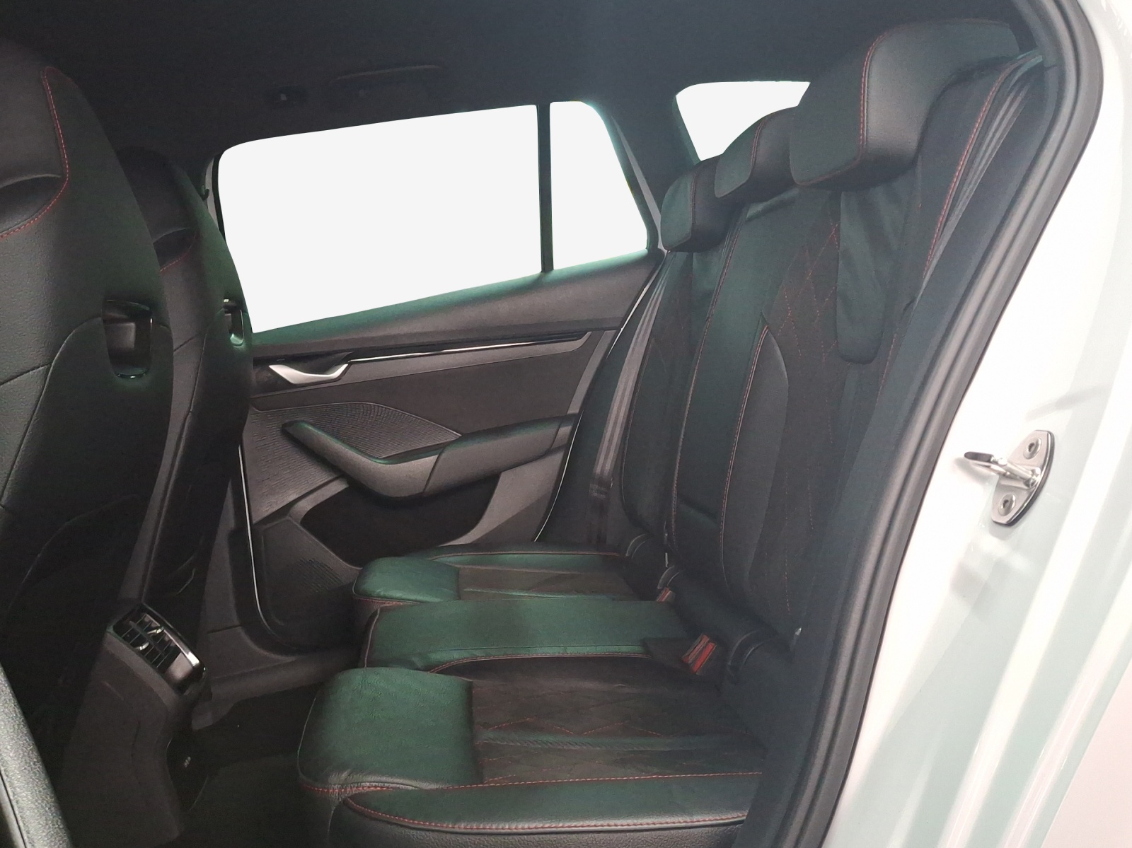 SKODA Octavia Combi 2.0 TSI DSG RS-image-11