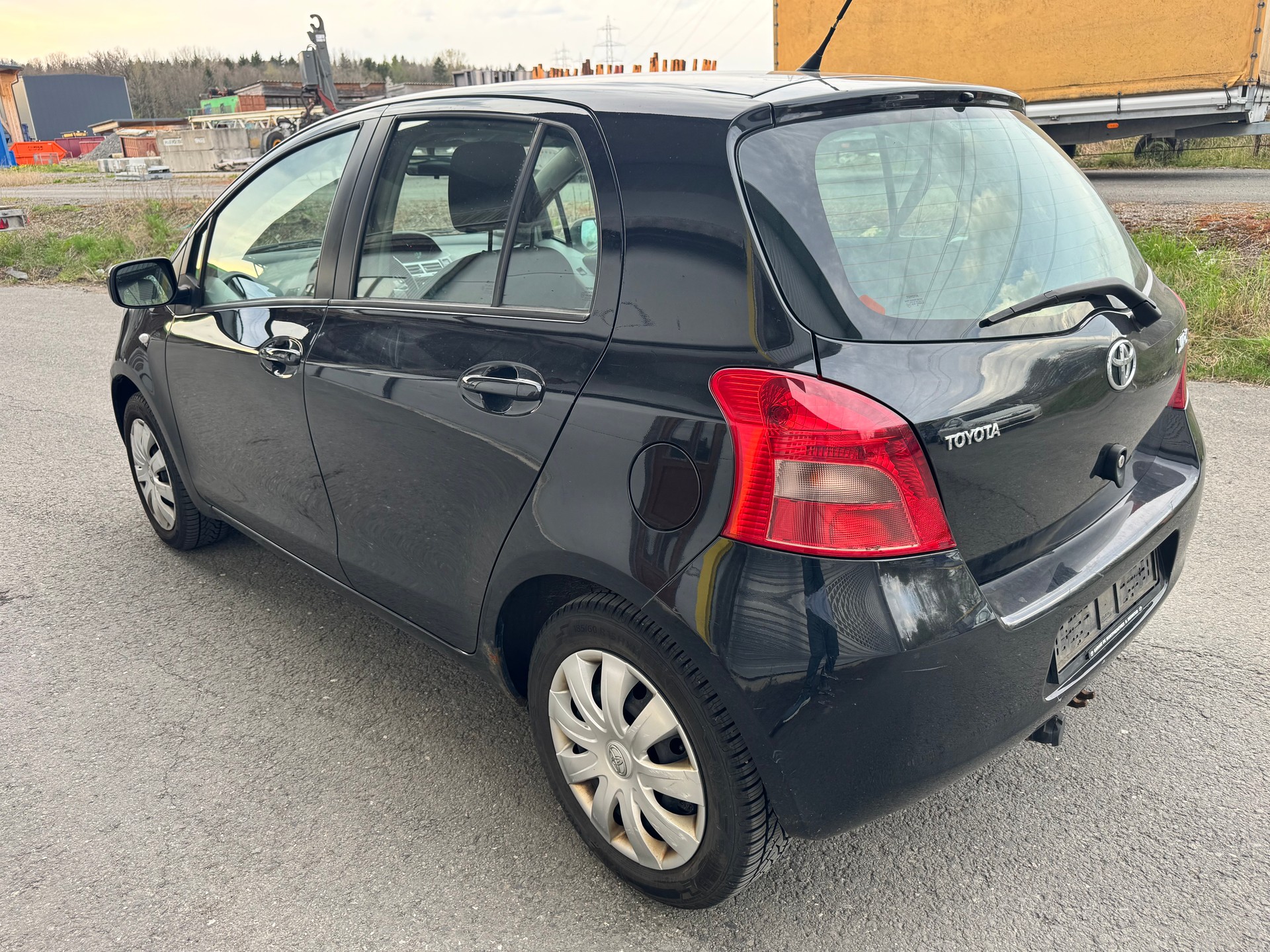 TOYOTA Yaris 1.3 City-image-3