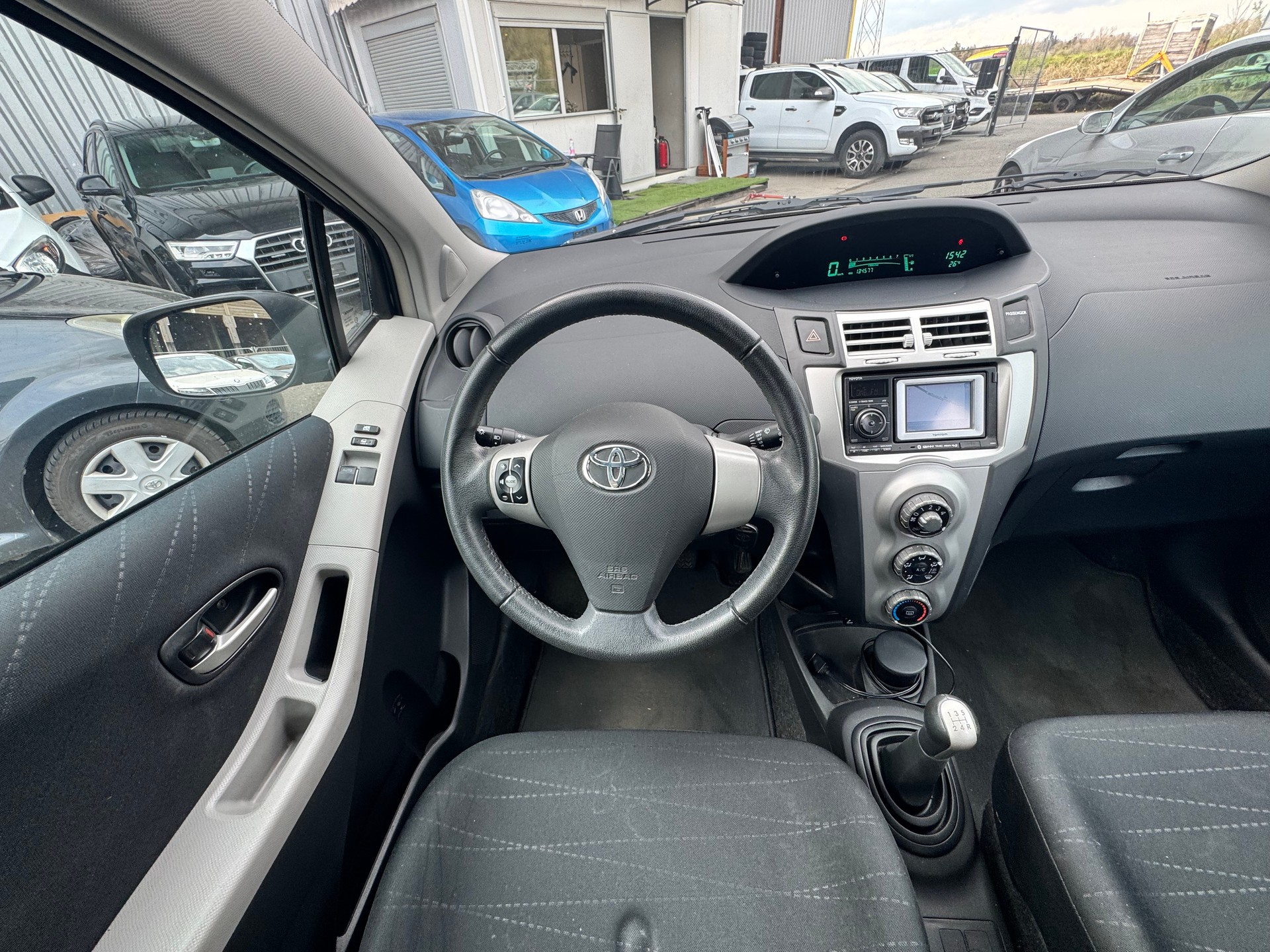 TOYOTA Yaris 1.3 City-image-8
