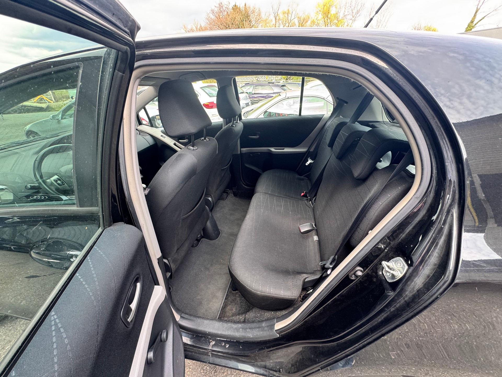 TOYOTA Yaris 1.3 City-image-12