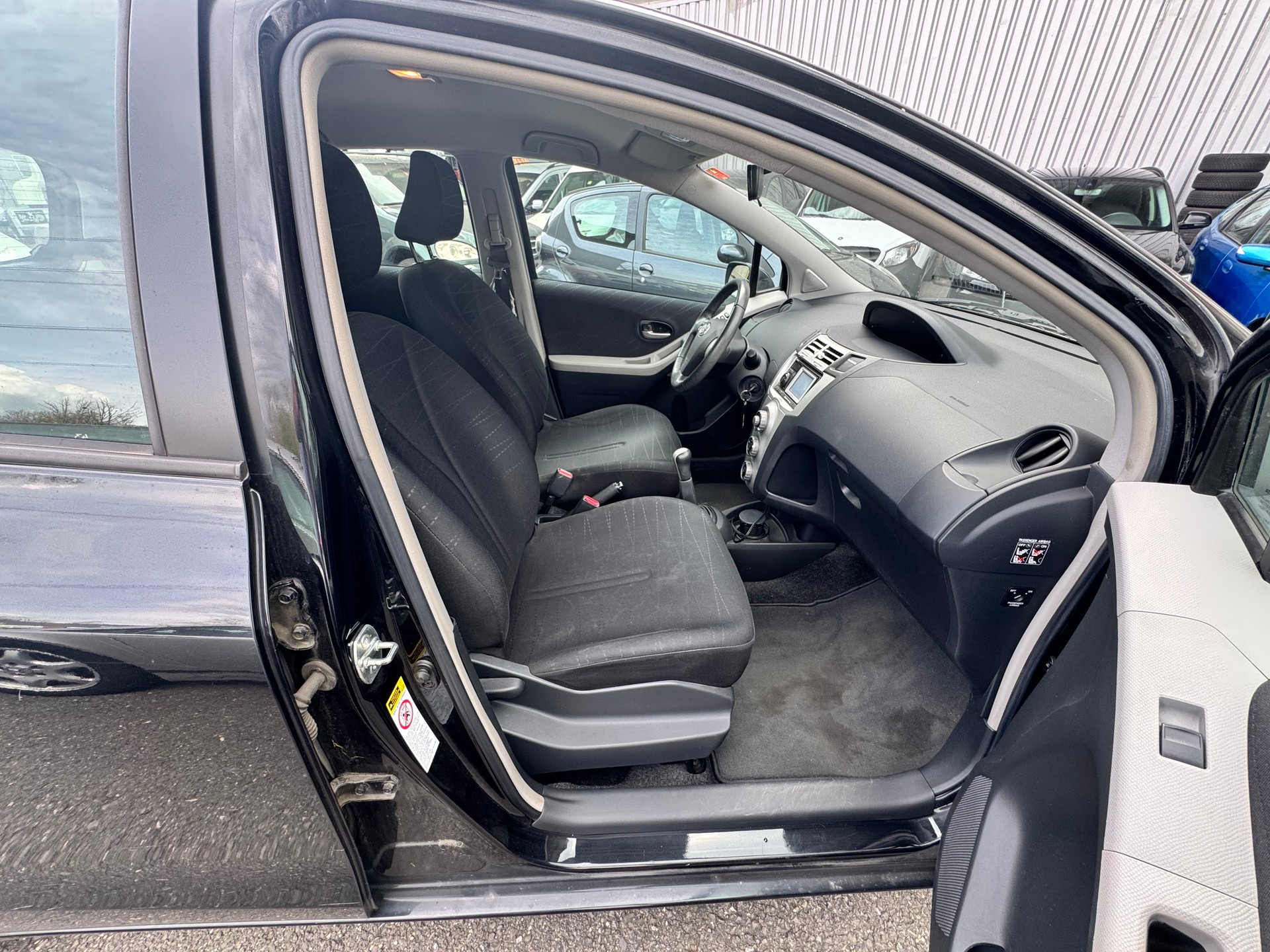 TOYOTA Yaris 1.3 City-image-10