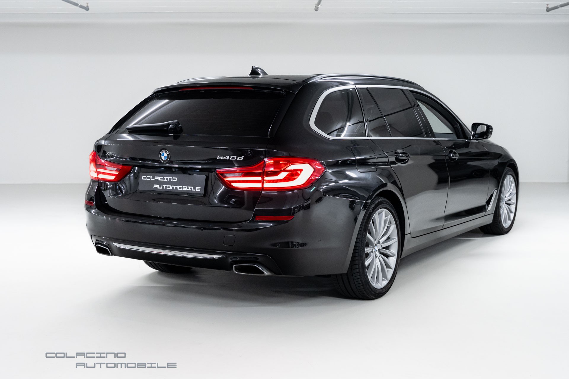 BMW 540d xDrive Touring Luxury Line Steptronic-showroom-element-1