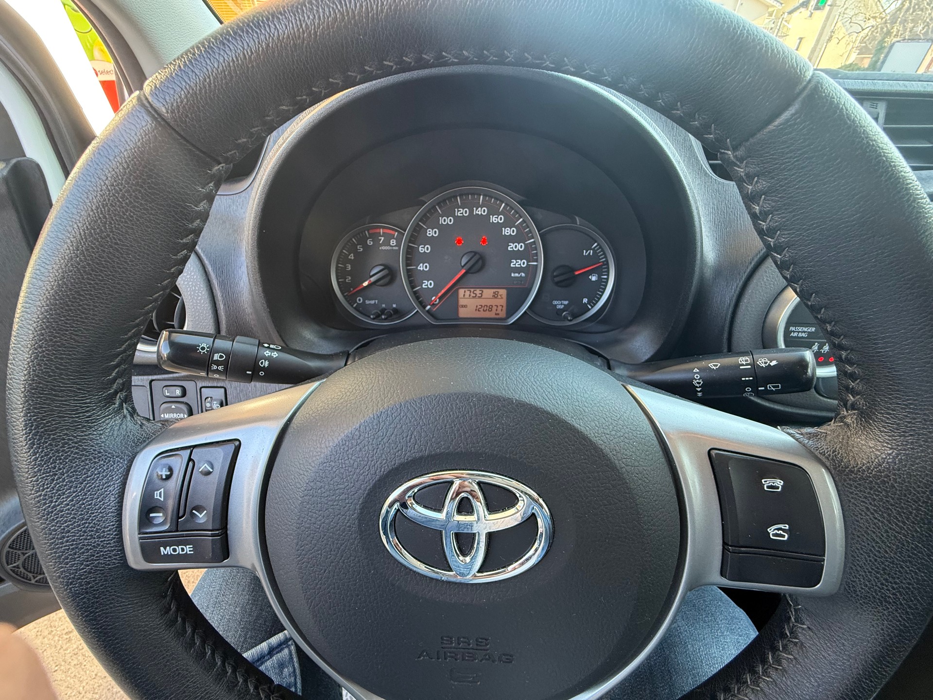 TOYOTA Yaris 1.33 Sol-image-11