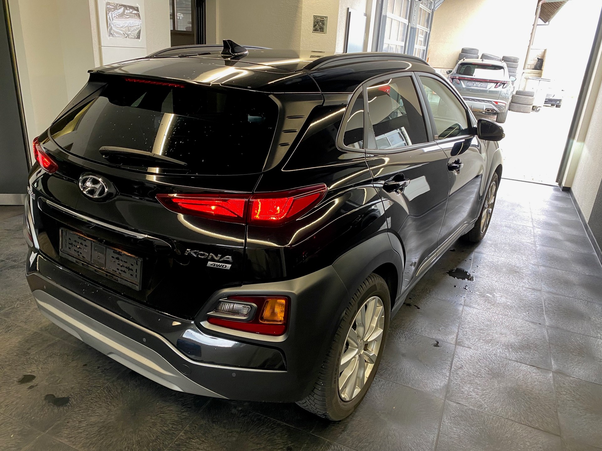 HYUNDAI Kona 1.6 T-GDi Amplia 4WD DCT Gepflegtes CH-Fahrzeug mit 8x Aluräder-image-2