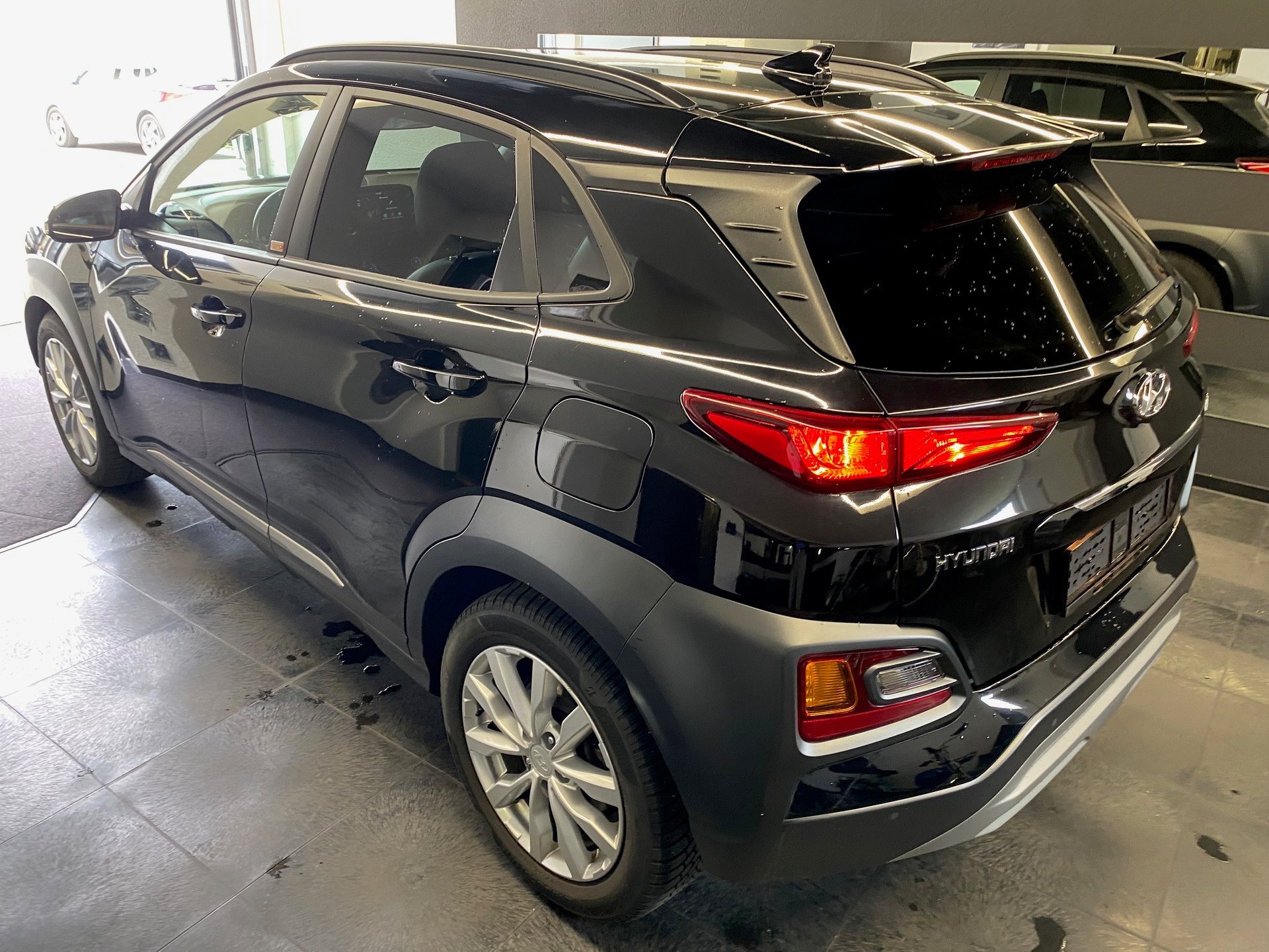 HYUNDAI Kona 1.6 T-GDi Amplia 4WD DCT Gepflegtes CH-Fahrzeug mit 8x Aluräder-image-4