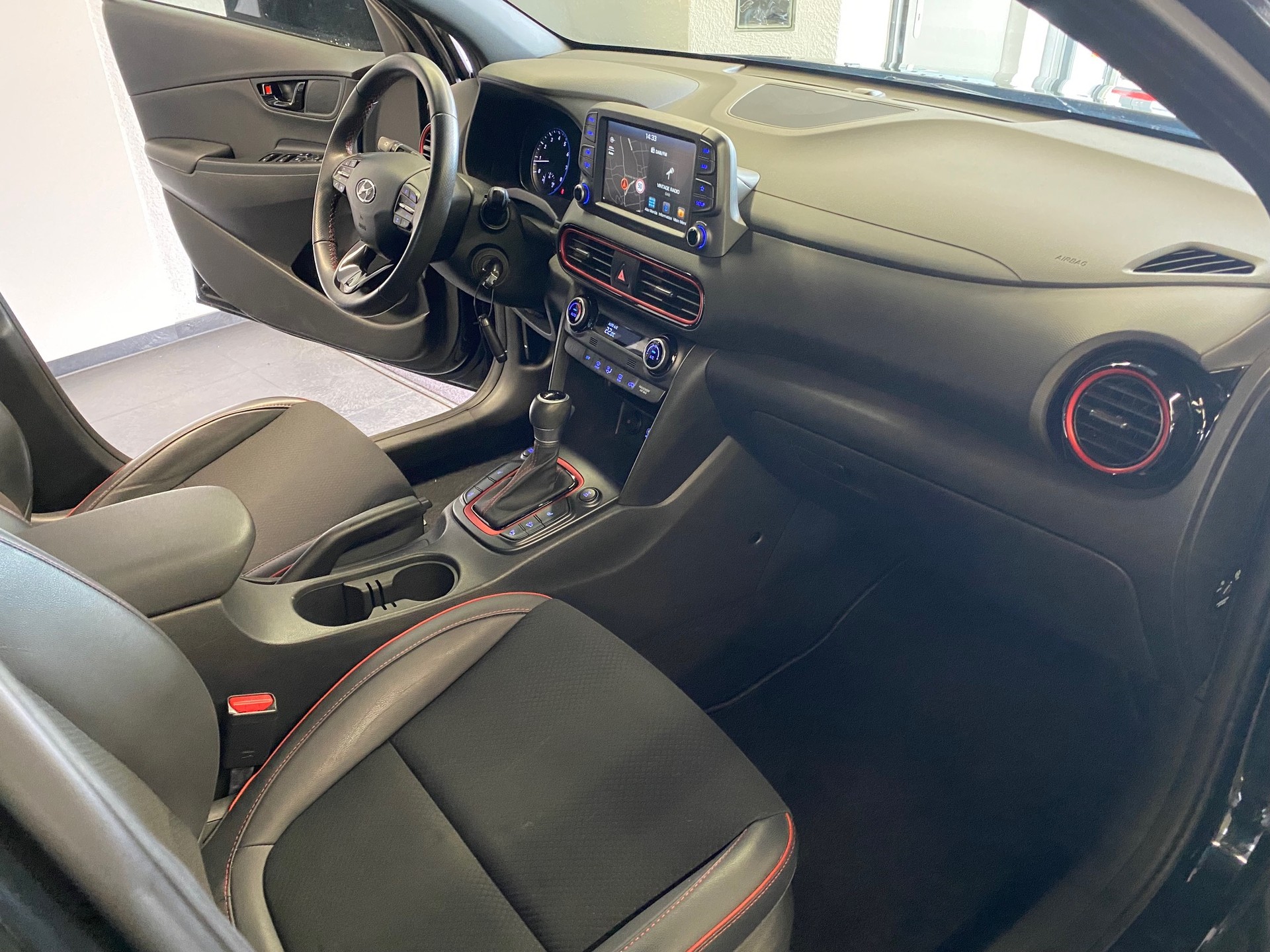 HYUNDAI Kona 1.6 T-GDi Amplia 4WD DCT Gepflegtes CH-Fahrzeug mit 8x Aluräder-image-7