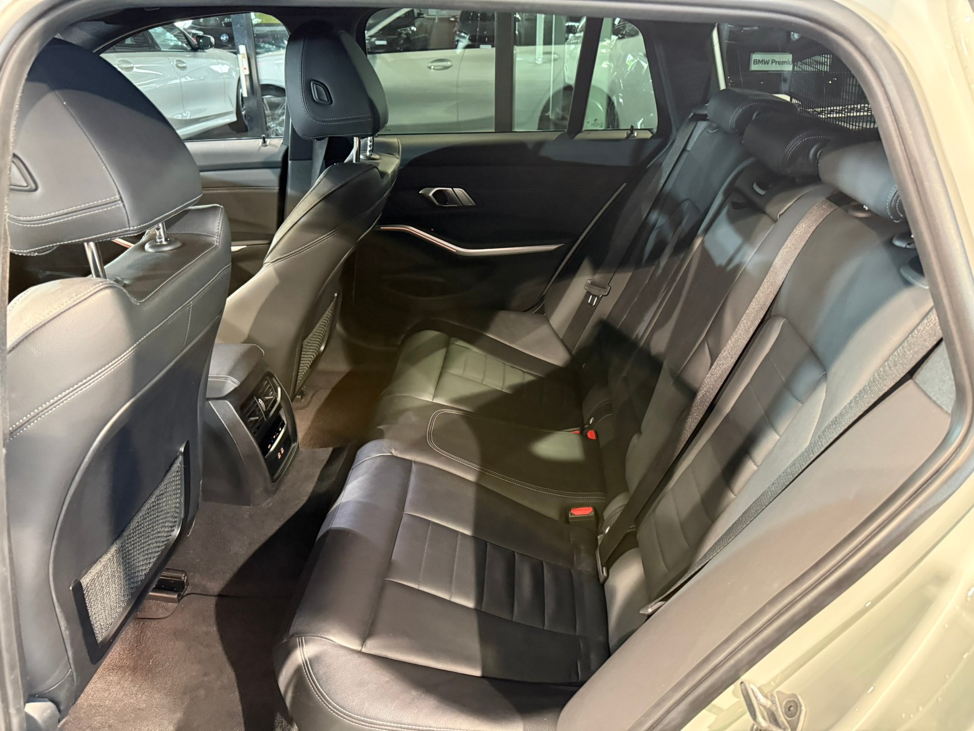 BMW M340d xDrive 48V Touring Steptronic Sport-image-13