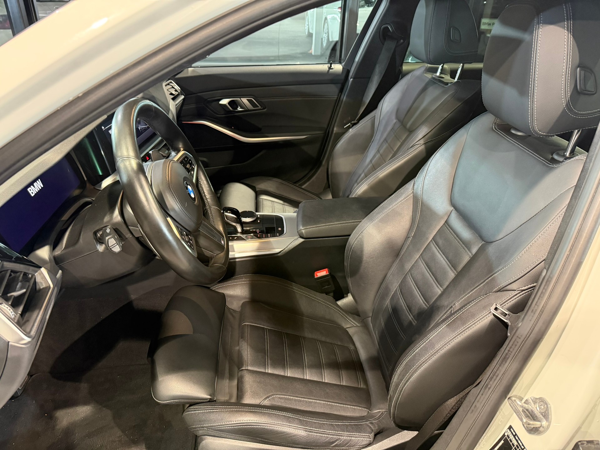 BMW M340d xDrive 48V Touring Steptronic Sport-image-12