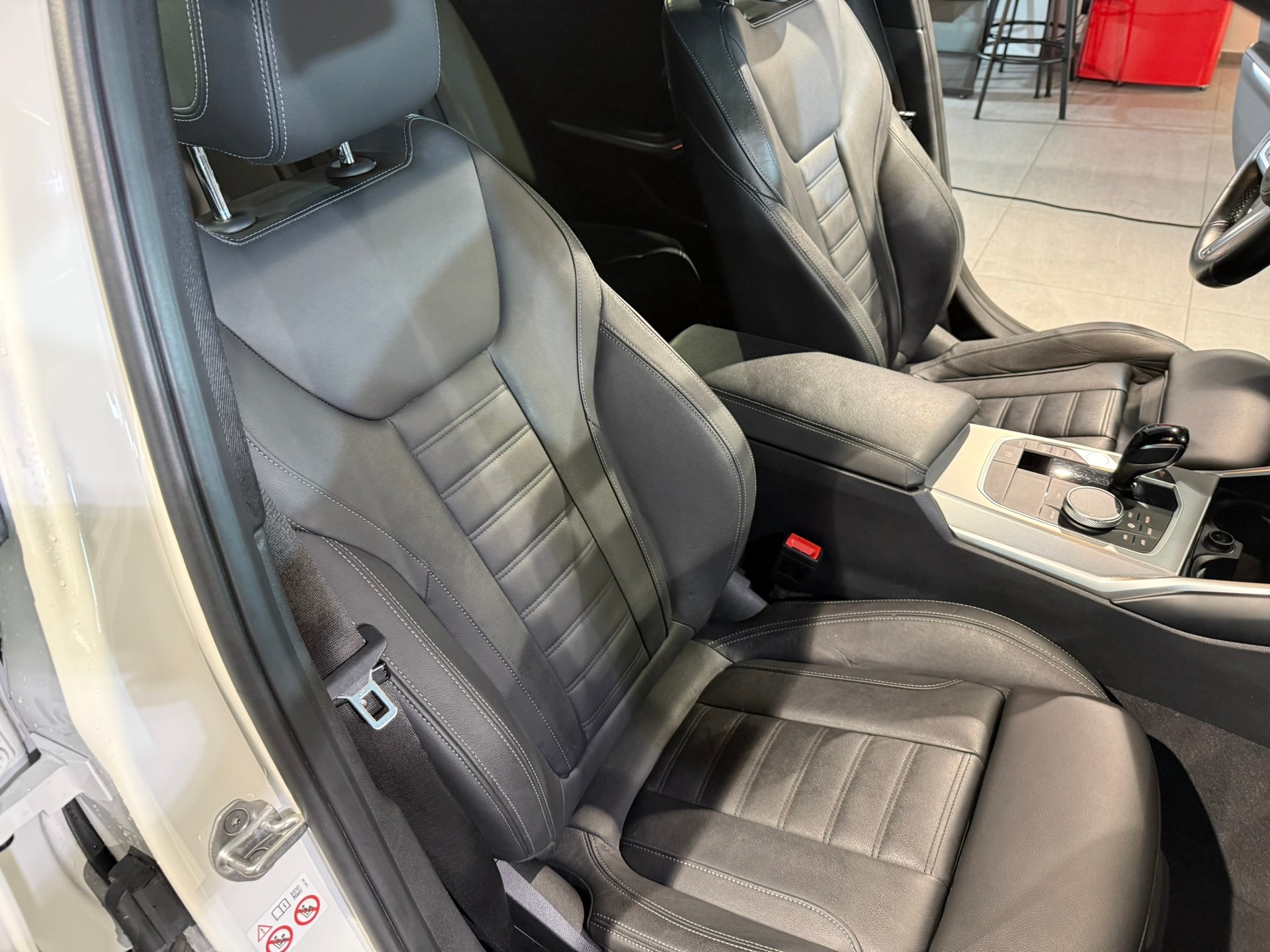 BMW M340d xDrive 48V Touring Steptronic Sport-image-18
