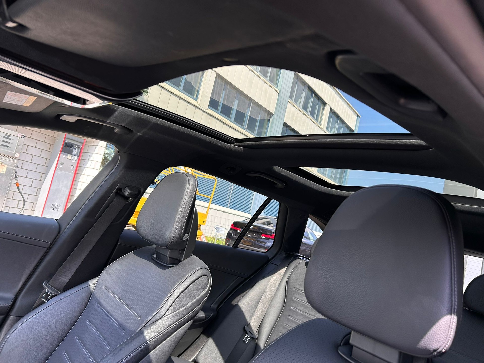 MERCEDES-BENZ C 220 d Swiss Star AMG Line 4matic Kombi-image-21